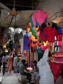 Colorful_streets_of_Delhi2.JPG